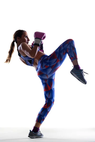 Menina Kickboxer Posando Com Luvas Rosa — Fotografia de Stock