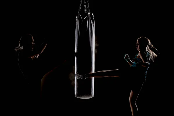 Dos Chicas Luchadoras Patadas Golpeando Una Bolsa Boxeo — Foto de Stock