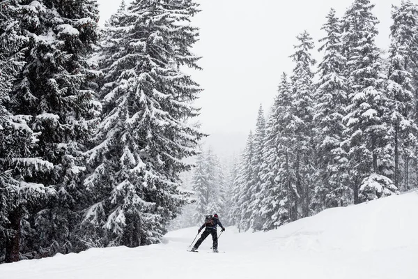 Sciatore Una Strada Sciistica Vuota Nelle Alpi Francesi Nevicando — Foto Stock