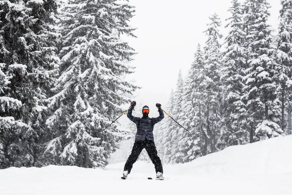 Uomo Che Sciava Sulle Piste Delle Alpi Francesi Nevicando — Foto Stock