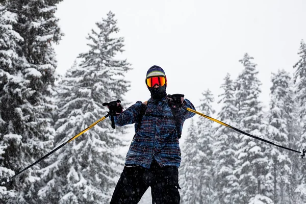 Uomo Che Sciava Sulle Piste Delle Alpi Francesi Nevicando — Foto Stock