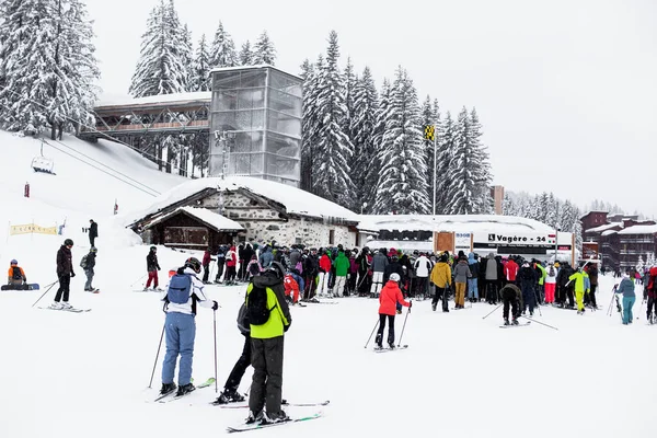 Les Arcs Paradiski Francia Marzo 2017 Sciatori Fila Alla Seggiovia — Foto Stock