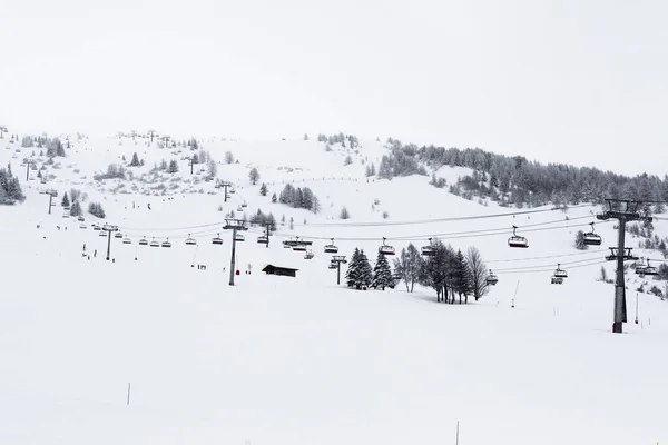 スキー場にチェアリフトル アーク 冬の雪の日にフランスアルプスのパラダイススキー — ストック写真