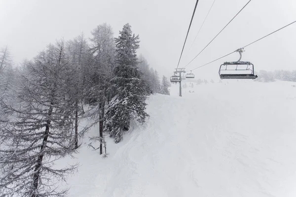 スキーセンターで椅子を持ち上げるレ アーク冬の雪の日にフランスアルプスのパラダイススキー — ストック写真