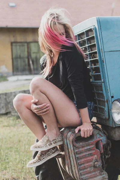 Jonge Vrouw Met Kleurrijke Haren — Stockfoto