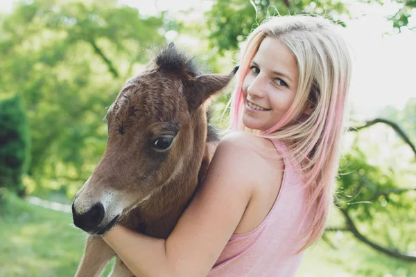 Mulher Agricultora Feliz Com Potro Cavalo Bebé Mão — Fotografia de Stock