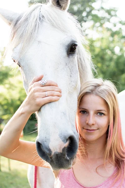 Caballo Blanco Con Mujer Joven — Foto de Stock