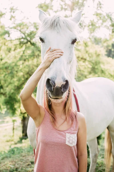 Mulher Divertindo Com Seu Cavalo Trocar Cabeças — Fotografia de Stock