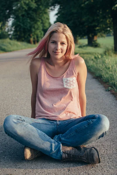 Reisende Frau Sitzt Auf Straße — Stockfoto