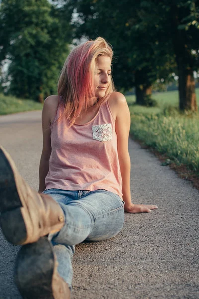 Traveler Woman Sitting Road — Stock Photo, Image