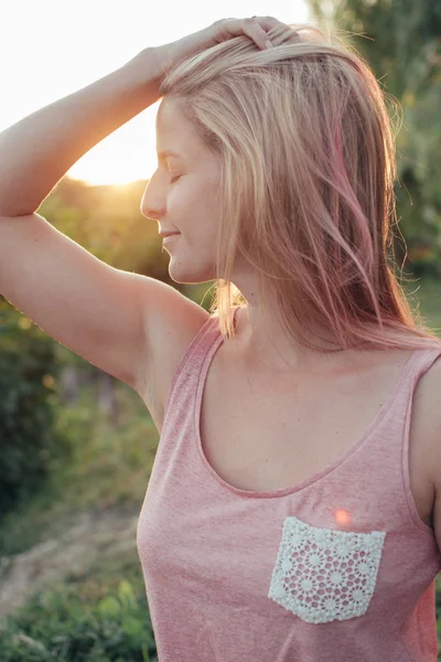 Frau Genießt Den Sommerlichen Sonnenuntergang — Stockfoto