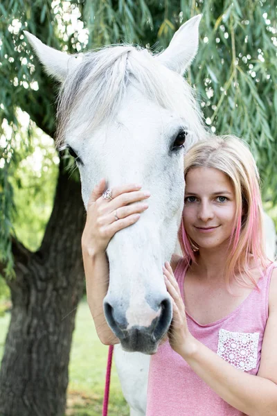 動物の世話 白い馬と女性 — ストック写真