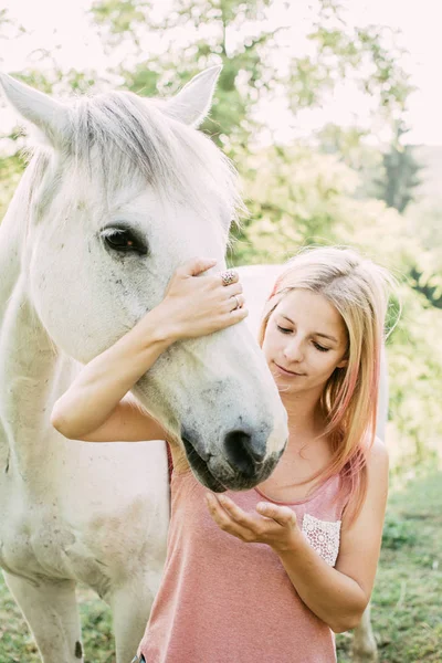 Cuidado Animales Mujer Con Caballo Blanco — Foto de Stock