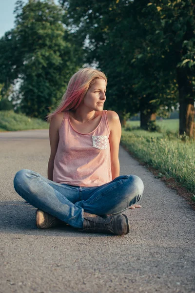 Junge Frau Sitzt Auf Der Straße — Stockfoto