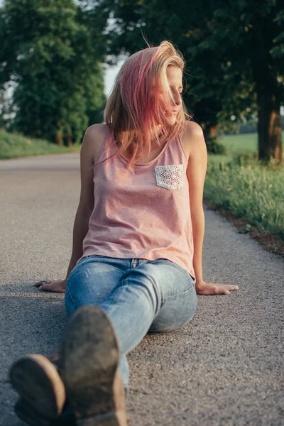 Junge Frau Sitzt Auf Der Straße — Stockfoto