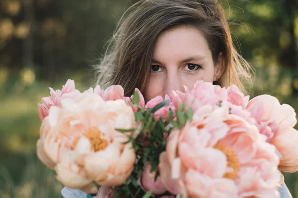 Fleuriste Avec Des Fleurs Pivoine — Photo