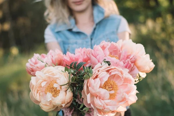 Florist Med Pion Blommor — Stockfoto