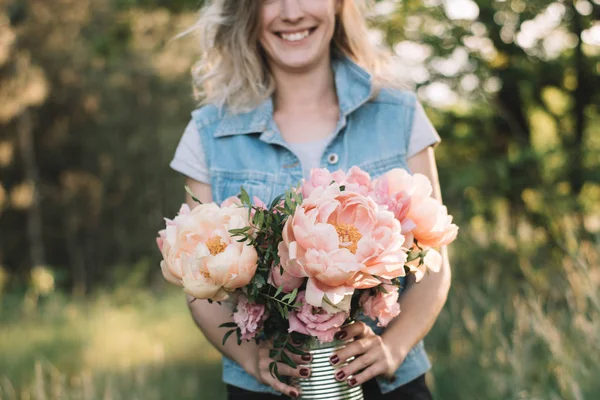 Fleuriste Avec Des Fleurs Pivoine — Photo