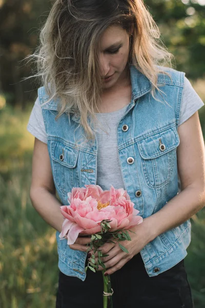 Florist Dengan Bunga Peony — Stok Foto