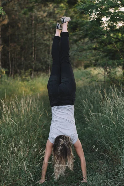 Femme Avoir Amusant Dans Forerst — Photo