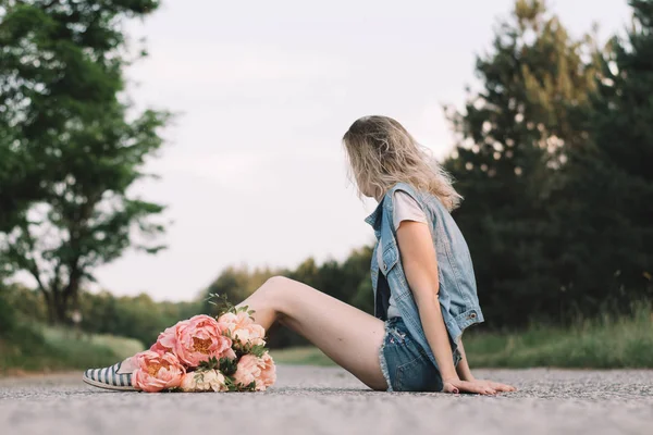 Frau Mit Blumenstrauß Unterwegs — Stockfoto