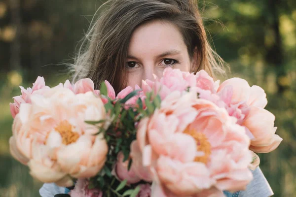 Fleuriste Femme Avec Des Fleurs Pivoine — Photo