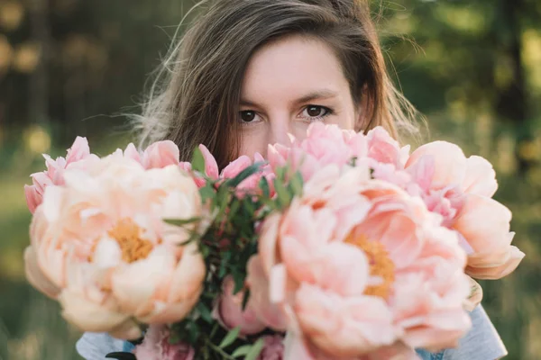 Fleuriste Femme Avec Des Fleurs Pivoine — Photo