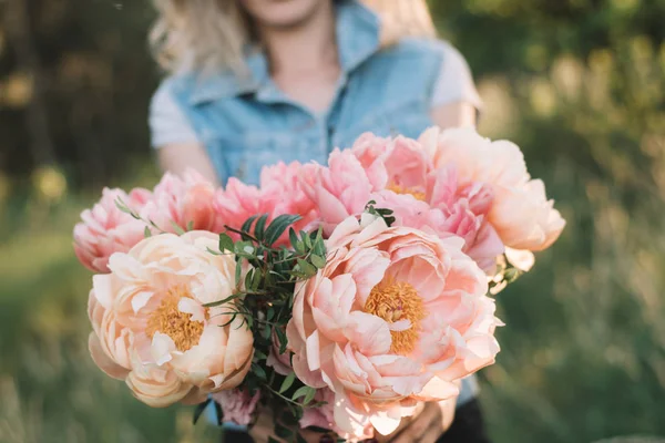Florist Kvinna Med Pion Blommor — Stockfoto