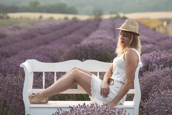 Ung Kvinna Som Sitter Parkbänken Lavendelfält — Stockfoto