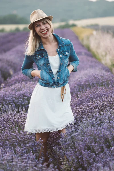 屈託のない女性がラベンダー畑で人生を楽しむ — ストック写真