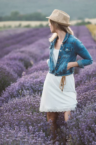 Mulher Despreocupada Desfrutar Vida Campo Lavanda — Fotografia de Stock