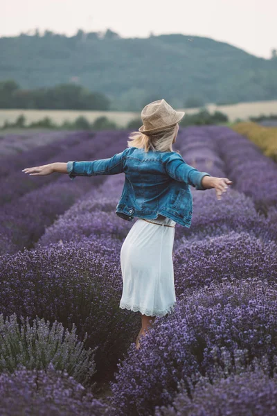 Zorgeloos Vrouw Geniet Van Het Leven Bij Lavendel Veld — Stockfoto