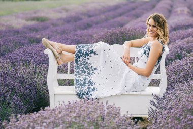 Lavanta Field'da bankta oturan güzel kadın.