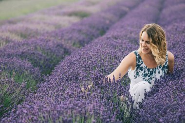 Kadın bir lavanta alanın ortasında