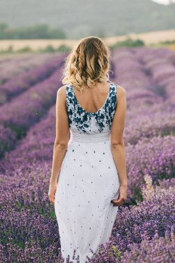 Lavanta sahasında yürüyen kadın