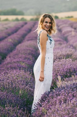 Lavanta sahasında yürüyen kadın