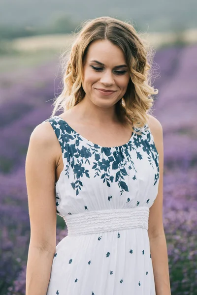 Mujer Caminando Campo Lavanda —  Fotos de Stock