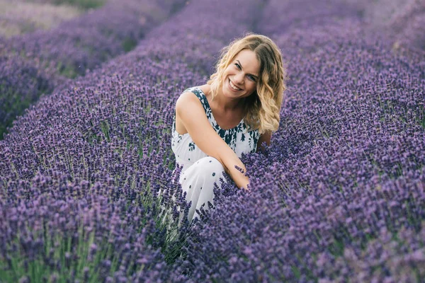 Žena Středu Pole Levandule — Stock fotografie