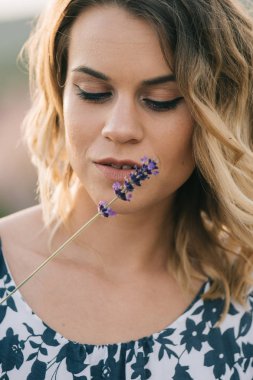 Genç kadın portre eflatun