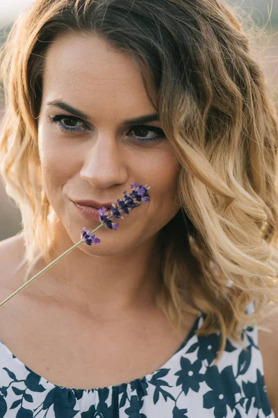 Retrato Mujer Joven Con Lavanda —  Fotos de Stock