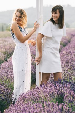 Kız açık eğleniyor