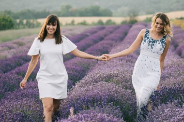 Güzel kız, lavanta alan yürüyüş ellerimi.