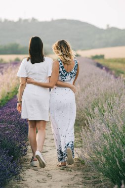 Güzel kız açık yürüyüş