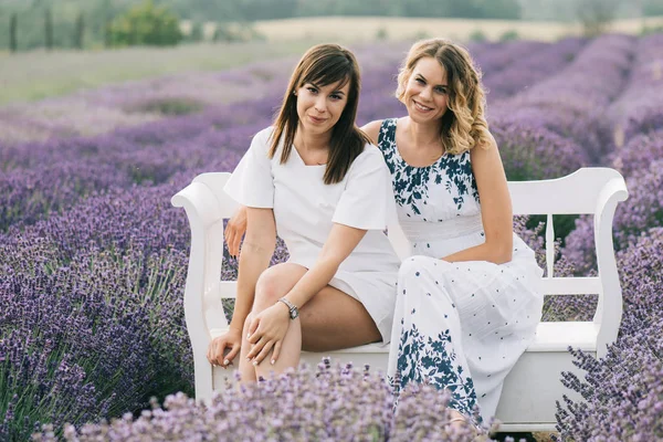 Deux Femmes Assises Sur Banc Parc Bois — Photo