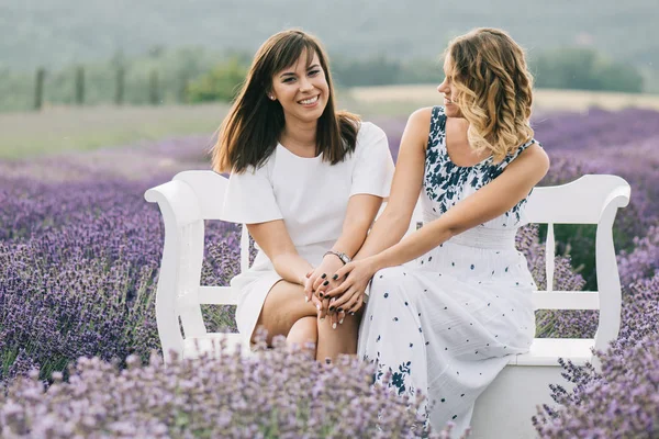 Duas Mulheres Sentadas Banco Parque Madeira — Fotografia de Stock