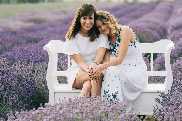 Deux Femmes Assises Sur Banc Parc Bois — Photo