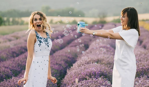 Hermana Divirtiéndose Con Varita Burbujas Jabón Burbuja Lucha — Foto de Stock