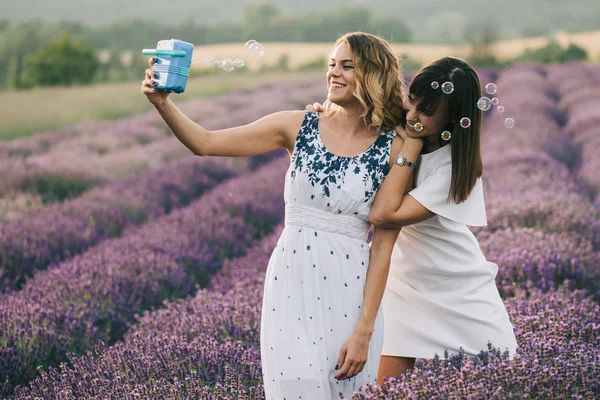 Schwester Hat Spaß Mit Bubble Zauberstab Seifenblasenkampf — Stockfoto