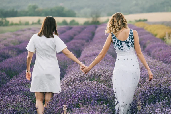 İki kadın birlikte lavanta alan yürüyüş