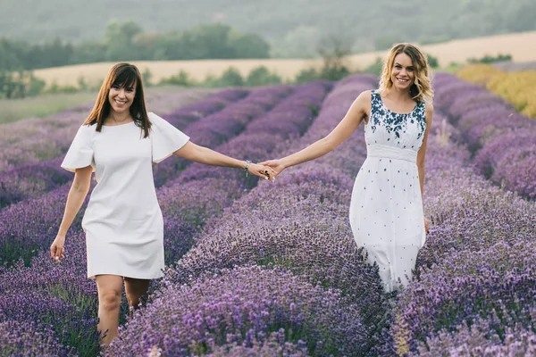 İki kadın birlikte lavanta alan yürüyüş